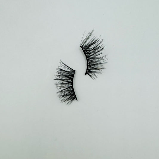 Delicate half lashes