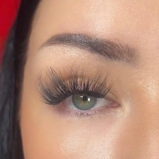 Dramatic easy peasy lashes